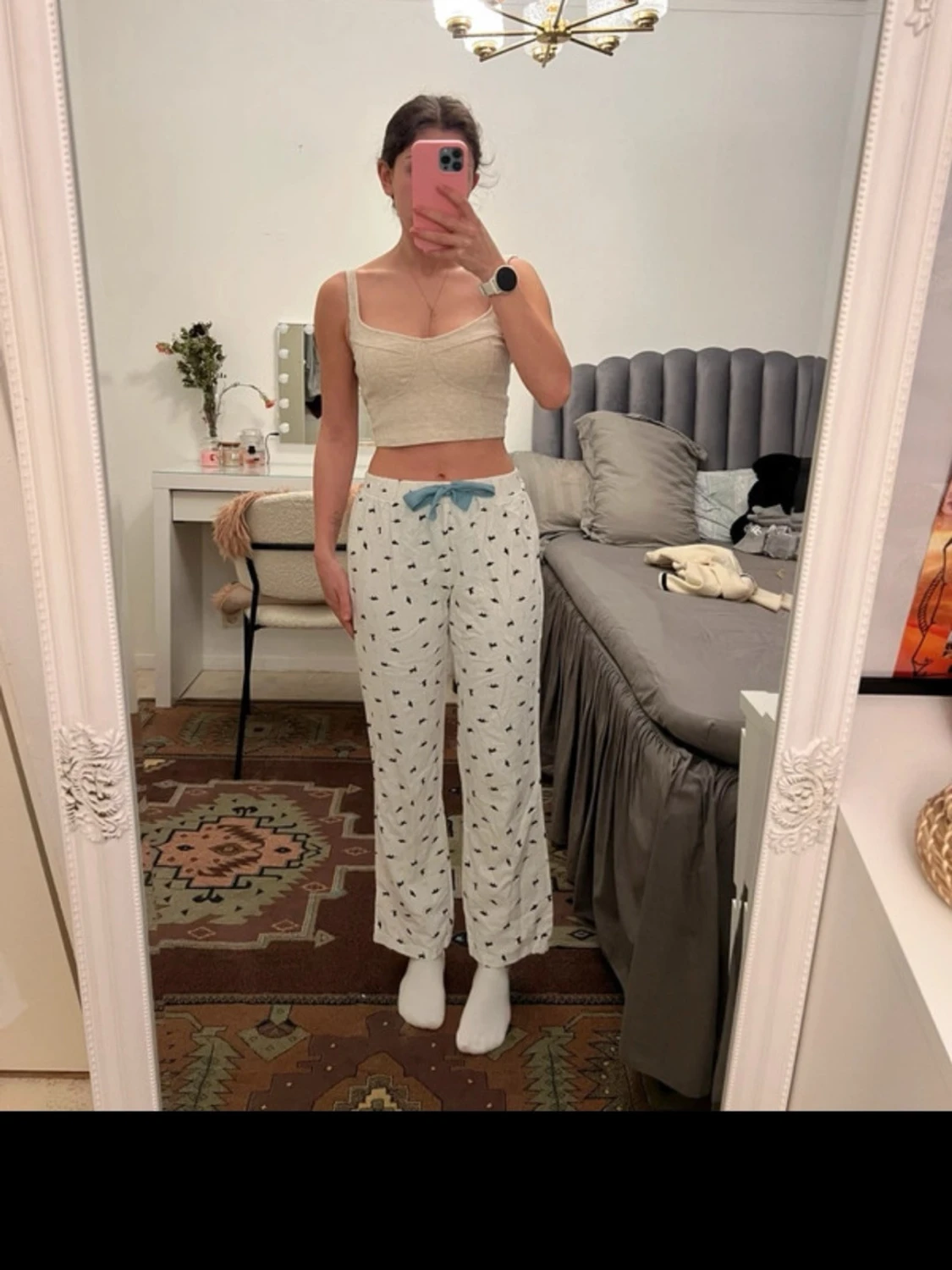 Vita pyjamasbyxor med blå rosett