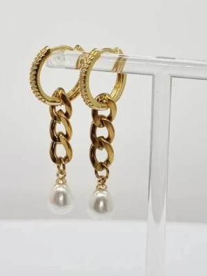 Handgjorda örhängen  - Guldpläterad rostfritt stål med zirconia. 