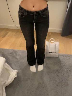 Bootcut jeans från Gina Tricot - Säljer ett par svarta bootcut jeans från Gina.Jeansen har låg midja och lätt utsvängda ben. har aldrig använts, men har haft dom i ett år typ, är 171cm lång och dom sitter perfekt på mig. Men andra längder passa också. Skriv för mer information!