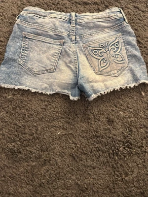 bekväma H&M shorts   - Snygga! H&M shorts storlek 140 bekväma perfekt nu till sommaren.