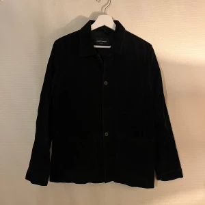 Svart Overshirt A Days March  - Säljer denna sjukt snygga Overshirten från A Days March⭐️ Färgen är svart och storleken är M✅ Den har inga defekter och skicket är utomordentligt🙌🤝 Sjukt najs passform och passar perfekt till hösten🍁🙌 Tveka inte på att höra av er dig vid minsta fråga eller fundering😊