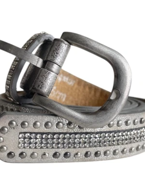 Silver läderskärp från Springstar - Silver metallic läderskärp med studs och rhinestones 🩶Totala längd utan spänne: 98 cm. Jag brukar ha strl S i byxor för referens 