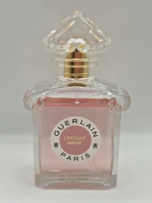 Guerlain L'Instant Magic EdP 75ml - Kartong finns tyvärr ej kvar. Se kvarvarande mängd. Väldigt pudrig doft. Nypris över 1300kr. 