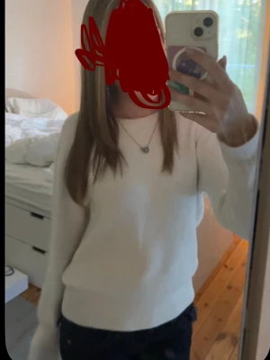 Vit stickad tröja med rund hals - En enkel och stilren vit stickad tröja med rund hals och långa ärmar. Tröjan har en rak passform och ribbstickade muddar vid ärmslut och nederkant. Perfekt att matcha med jeans eller kjol för en clean look. Står storlek xl men passar som en s-xs