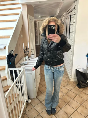 Svart pufferjacka  - Snygg svart pufferjacka från Jump&Fish i storlek L men skulle mer säga att den är i storlek S. Hör av dig för mer info eller bilder💕