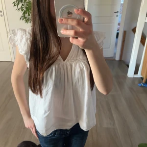 Vit volangblus från Ginatricot - Så snygg vitblus fråb Ginatricot!! Storlek:XS, skriv om ni har frågor ❤️