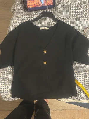 Svart kortärmad kofta från Volume - Stilren svart kofta                                               Köptes för 300kr så jag har sänkt med 100kr