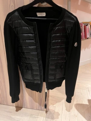 Moncler cardigan  - Tidigare köpt på Vestiaire Collective, qr kod finns även som leder till hemsidan. Man har inget kvitto, så vet inte om den är äkta, därav priset. Storlek 1-Xs/s 