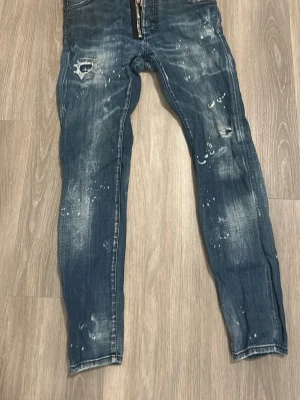 Dsquared2 jeans stl 46 - Säljer mina jeans då jag inte använder dom längre pågrund av att de inte är min stil längre. Byxorna har en lagning i under gylfen (bild 3) de märks inte jätte mycket då de smälter in ganska bra. Nypris är runt 6500 mitt pris 1500 dels pågrund av lagningen och dels för de bara ligger o skräpar och jag vill bara bli av med dom men kan även gå ner vid snabb affär. Självklart äkta och tveka inte att höra av dig vid frågor. Byten kan vara intressanta
