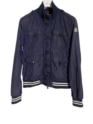 Moncler field jacka - Schysst Moncler field jacka i storlek 2, bra skick, hör av er vid frågor samt PRIS GÅR ATT DISKUTERA VID SNABB AFFÄR