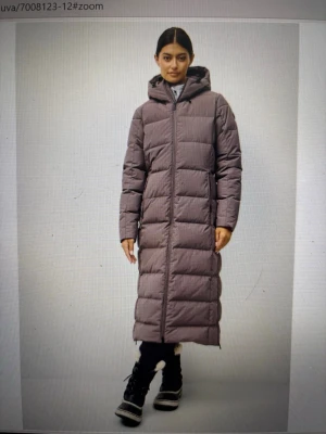 Helt ny oanvänd dunkappa från Ahkka  - Säljer en lång, brun (mer mauvefärgad än brun) dunjacka från Ahkka. Dragkedjor på sidorna och hel dragkedja framtill med hög krage. Längd ca 118 cm.  Jackan har en quiltad design, två sidofickor och en diskret logga på ärmen. Dolda trikåmuddar i ärmslut. Två fickor med dragkedja samt en innerficka med dragkedja. Perfekt för kalla vinterdagar och riktigt varm tack vare dunfyllningen av 80% dun, 20% fjäder.  Vattenavvisande. Maskintvätt 40 grader. Säljes pga för liten. Nypris 2999kr.