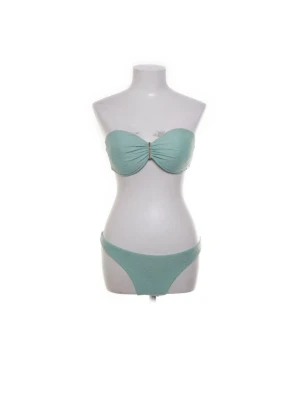 Ljusgrön bandeau bikini - Snygg ljusgrön bandeau bikini med twistad detalj framtill på överdelen och enkel bikiniunderdel. Överdelen har en metallspänne bak och är axelbandslös för en clean look. Perfekt för lata dagar på stranden.