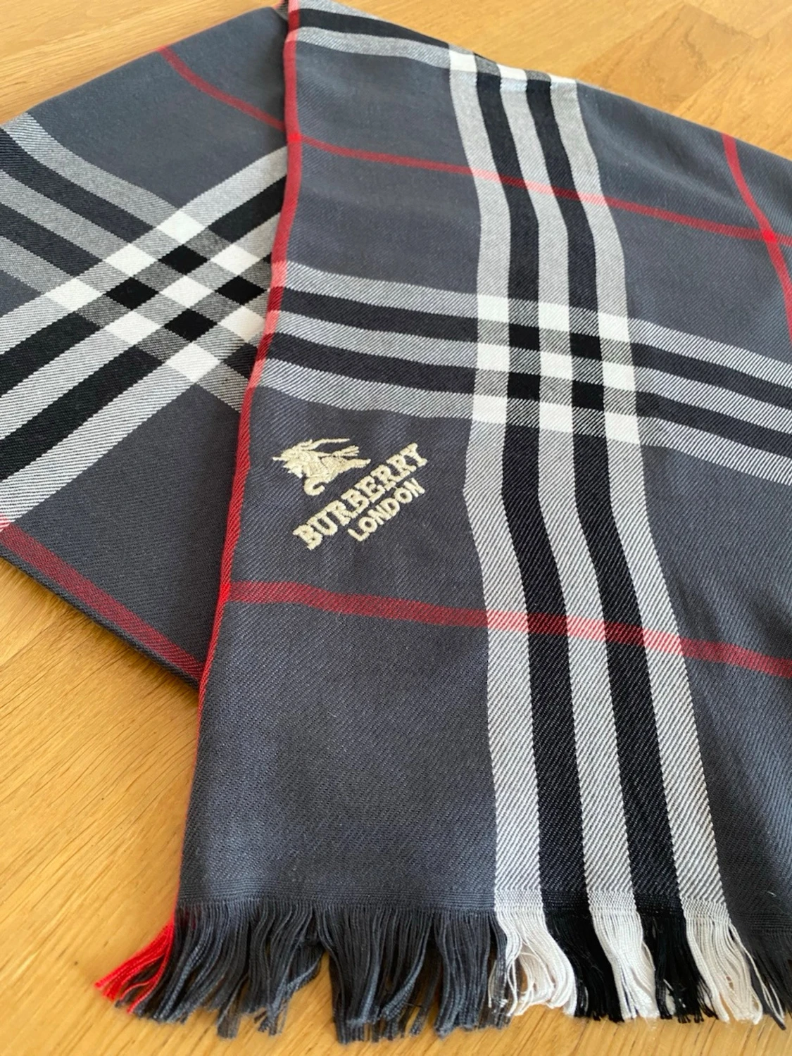 Grå rutig halsduk från Burberryy - 4