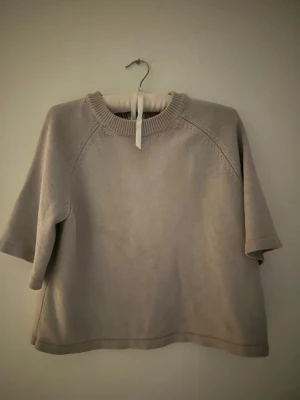 Grå stickad trekvart tröja  - En superfin grovstickad trekvartslång tröja från Vera Moda 