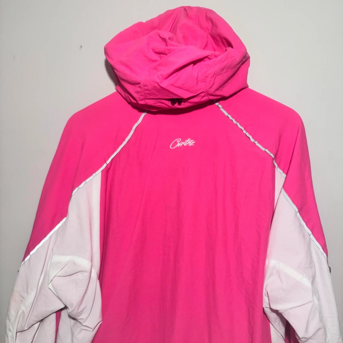 Rosa och vit vindjacka Corteiz  - 3