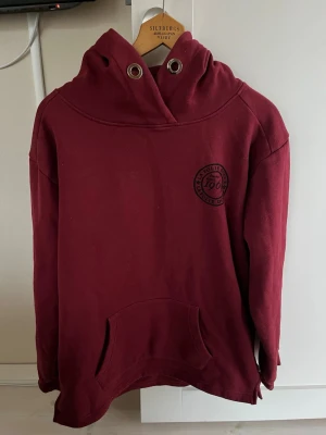 Vinröd hoodie La Folie Douce - Snygg vinröd hoodie från La Folie Douce, storleken är xxxl men sitter exakt som en medium, hör av dig för fler frågor eller bilder!