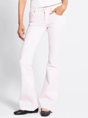 Ljusrosa bootcut jeans från Replay - Säljer ett par ljusrosa bootcut jeans. Jeansen har klassisk femficksmodell, låg midja och utsvängda ben. Tillverkade i mjuk denim med stretch för extra komfort. Perfekta för dig som vill sticka ut med en unik färg på dina jeans.