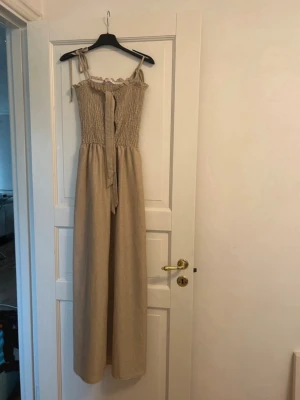 Beige klänning  - Aldrig använd, ny utan prislapp.