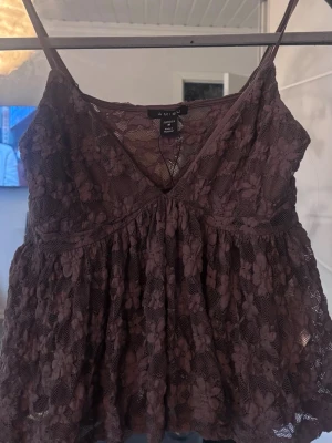 Brun topp med blommor  - Fin sommar topp med blommor använt en gång 😊