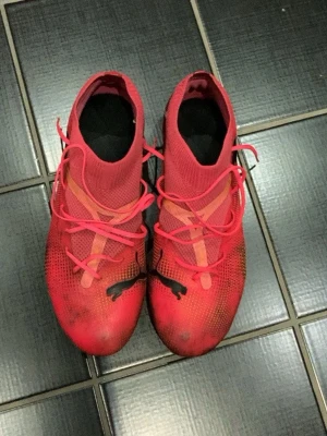 Fotbollskor Puma  - Ett par fina fotbollskor (Puma future 7) för både gräs och konstgräs. 6/10 skick. Rosa färg och storlek 40