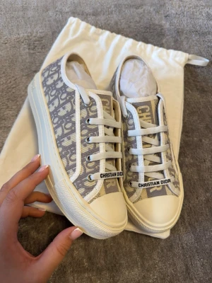 Sneakers  - Grå vita