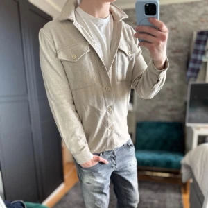 These Glory Days overshirt - Mycket bra skick, inga defekter! Passar dig som är mellan 175-185cm ungefär. Nypris ca 2000kr. Modellen är 185 cm, 75kg. Passar bra nu till våren! Skriv för mer information!🤝