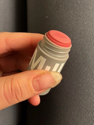 Milk Makeup stick rouge rosa - Krämrouge i stickformat från Milk Makeup. Färgen är en mjuk, rosatonad nyans som ger ett naturligt fräscht glow till kinderna. Förpackningen är grå med tydlig vit logga och praktisk skruvfunktion. Perfekt att ta med i väskan för enkel applicering. Endast använd 2 gånger med borste. Orginal pris 349kr 
