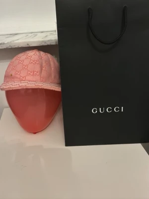 Rosa Keps - Säljer denna fina rosa keps eftersom jag inte har användning av den, väldigt bra skick aldrig använd för. Priset går att diskutera vid snabb affär.