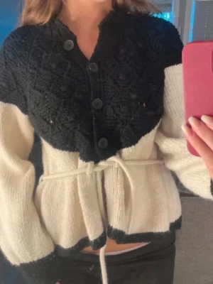 Svartvit kofta med knappar och bälte - Storlek S från Zara, har tvättats en gång därav nopprig