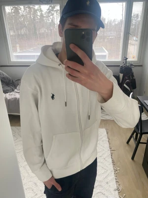 Vit zip hoodie - Lite använd – mycket bra kvalitet Inga fel Storlek S/M.    Tar gärna emot bud