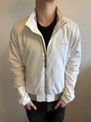 Woolrich jacka - Säljer denna woolrich jackan i storlek M. Tröjan är i mycket fint skick och passar perfekt nu inför våren! Nypris 4000kr. Säljs för endast 899kr. Hör av er vid fler frågor🤝