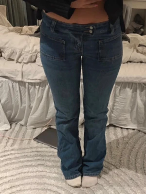 Blå bootcut jeans  - Säljer dessa då dom är lite långa och bara aldrig kommit till användning. Orginalpris är 400 och har aldrig använt de.