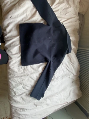 Mörkblå jacka - Mörkblå jacka från Gina tricot köpt för 400 jag är 162cm storlek 158/164