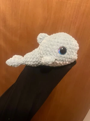 Virkad delfin - Handvirkat i mjukt polyester garn!