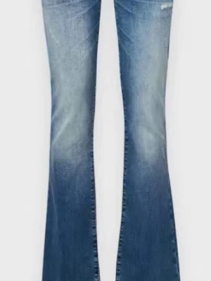 Blå bootcut jeans med slitningar - Säljer ett par blå bootcut jeans med lätt slitna detaljer och snygg tvätt. Jeansen har klassisk femficksdesign och är tillverkade i denim med lite stretch för skön passform. Perfekta för dig som gillar lågmidjade jeans