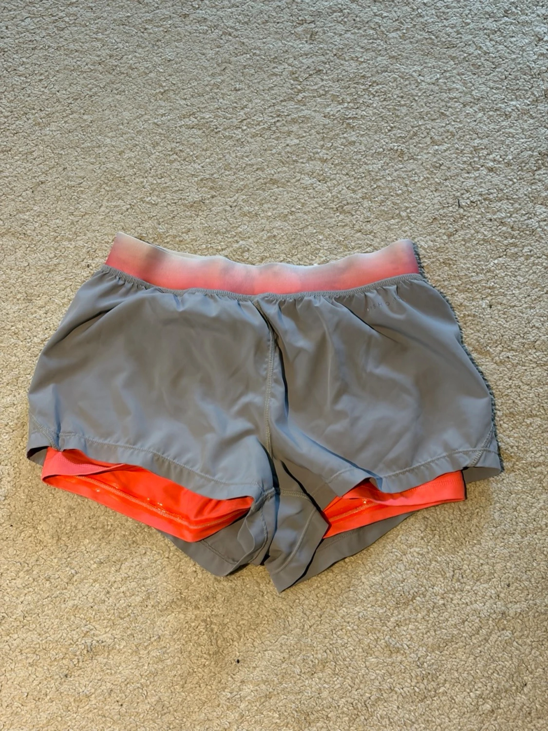 Grå träningsshorts med rosa detaljer