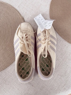 Adidas originals cream  - Storlek 38 2/3. Köptes i usa för väldigt länge sedan men har inte kommit till användning. 