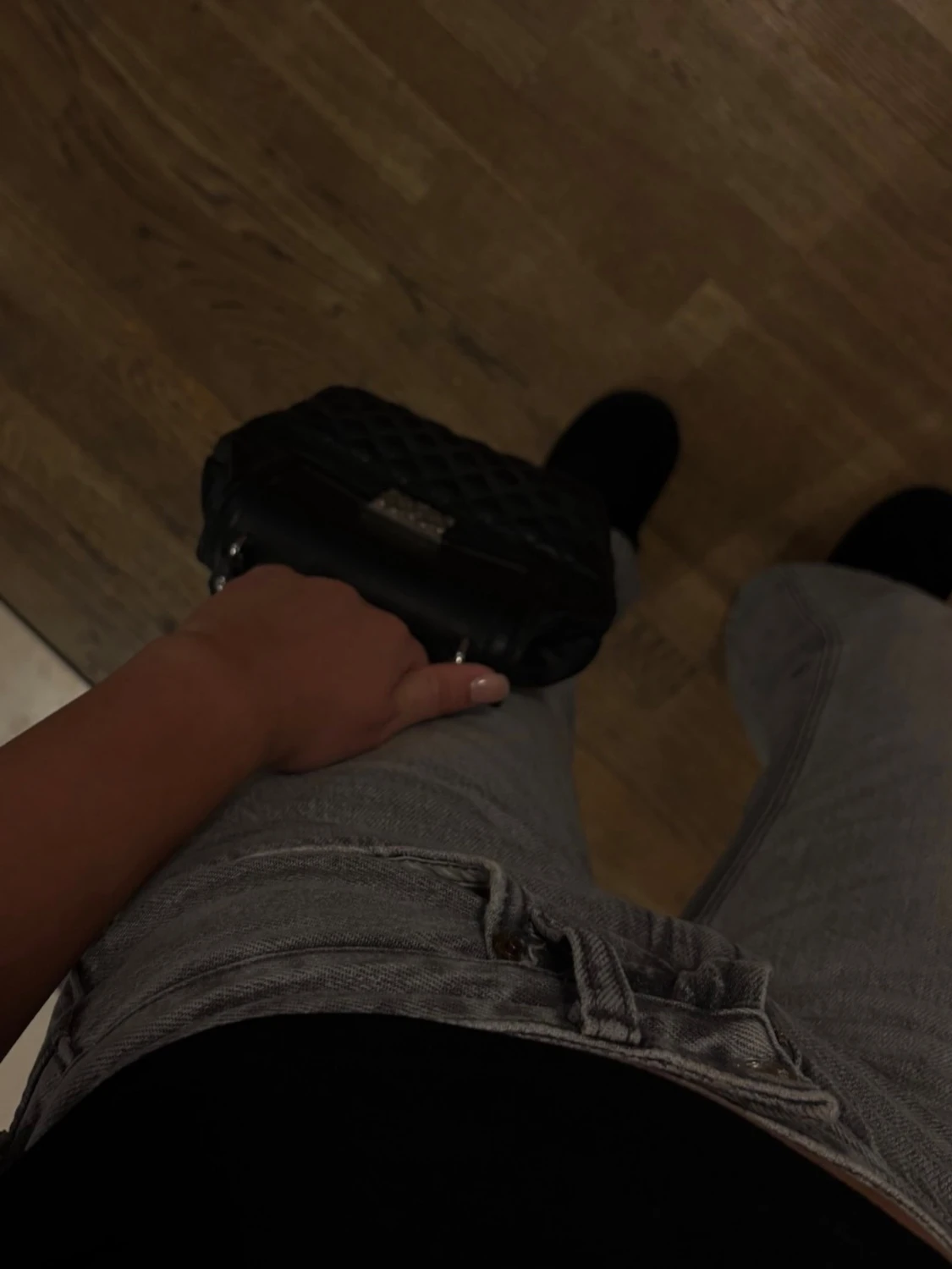 Svart quiltad handväska med metallspänne - 1