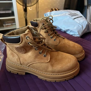 Timberland Skor - helt nya & oanvända, säljes pga fel storlek.