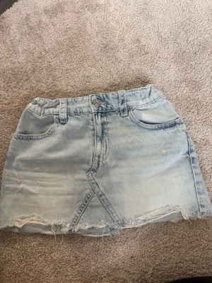 Ljusblå jeanskjol från gina - jättefin jeanskjol i storlek 164❤️