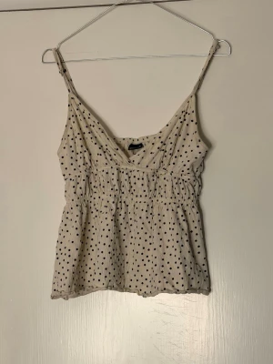 Fin prickig topp från GinaTricot - Använd ca 3 gånger och köptes i somras. Jättefin och i ett mycket bra skick!! Storlek M men passar även S och är stretchig i materialet!