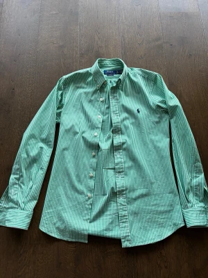 Grön vit Ralph lauren skjorta  - Tja! Säljer en grymt snygg grön vit randig skjorta, riktigt snygg och stark grön färg!  Bra skick, köpt i New York