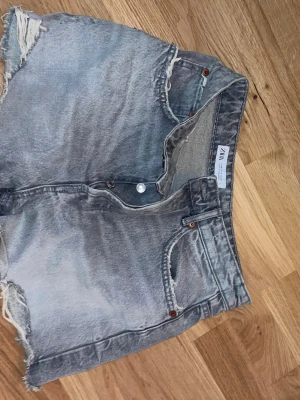 Grå jeansshorts från ZARA - Säljer ett par grå jeansshorts från ZARA i fint skick