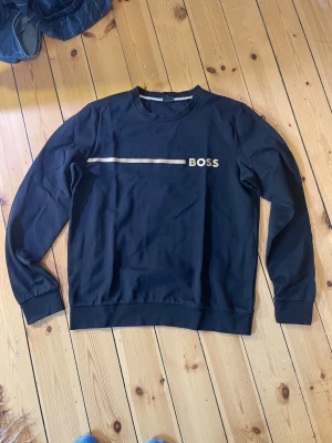 Boss tröja - Riktigt skön och snygg. Inga slitningar eller fläckar. Lite liten för mig som är 183 och väger 83. Knappt använd