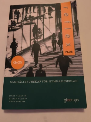 Reflex Plus Samhällskunskap Gy25 - Reflex Plus är en kursbok i samhällskunskap för gymnasieskolan, anpassad för Gy25. Boken har ett modernt omslag i grönt och orange med silhuetter av människor. Författare är Hans Almgren, Stefan Höjelid och Anna Furevik. Perfekt för dig som pluggar samhällskunskap.
