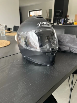 HJC hjälm - Säljer en svart HJC hjälm i storlek S. Hjälmen är använd och har lite repor och märken men det är inget som försämrar säkerheten.                           Hör av dig vid minsta fundering!          Obs: priset är ej hugget i sten😇