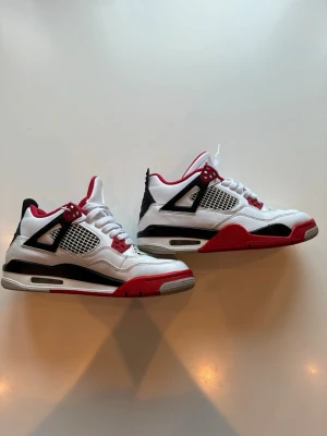 Air Jordan 4 “Fire Red” (2020) - Nypris ca 5000kr.  Går ej att köpa i affär längre. Limited edition.  Storlek 40/41. Hör gärna av dig vid fler frågor eller bilder. 