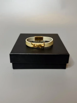 Saint Laurent Armband  - ‼️VI TAR EJ BYTEN‼️ Saint Laurent Armband | Skick: 9/10 | ingår enbart armbandet vid köp! | Fraktar inom 24H efter köp på köparens bekostnad 📦💨 | Hör av dig vid minsta fråga eller fundering 💭 