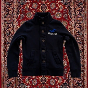 Hollister - Riktigt fet Hollister cardigan i storlek S, tröjan är i extremt bra skick, vid frågor eller funderingar är det bara att skriva!