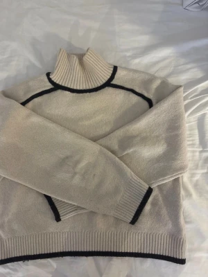 Beige polotröja  - Säljer min fina polotröja. Fint skick. Snygg. Skriv för mer detaljer. Priset kan diskuteras. 